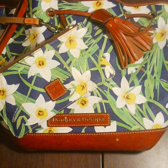 Dooney & Bourke large drawstring bag with matching wrist wallet - Picture 10 of 13